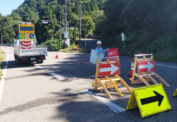 一般国道8号 赤田トンネル規制作業