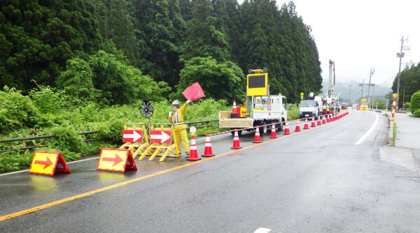 三川地内　片側交互通行規制作業