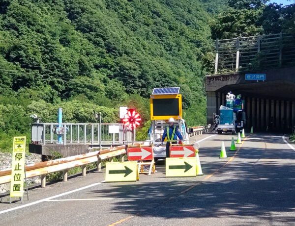糸魚川地内　スノーシェッド点検現場　規制事例